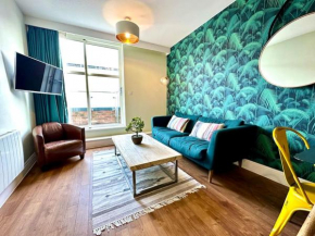 Amazing Modern Apartment - Free Secure Parking! - 1 Minute walk to Poole Quay - Great Location - Free Parking - Fast WiFi - Smart TV - Newly decorated - sleeps up to 2! Close to Poole & Bournemouth & 